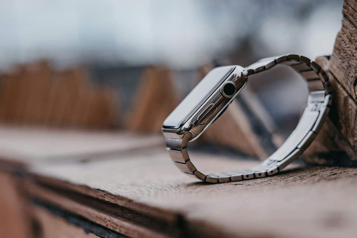 Montre homme avec bracelet en acier élégant et robuste.