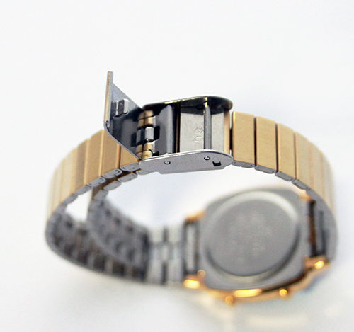 Fermoir déployant ouvert d'un bracelet de montre en maillons dorés