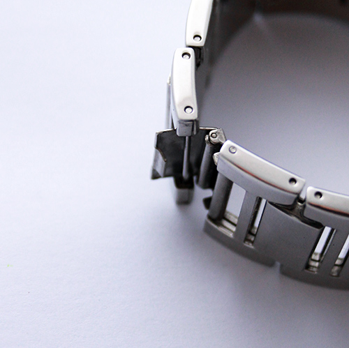 Détail du système de fermeture d'un bracelet de montre métallique ouvert