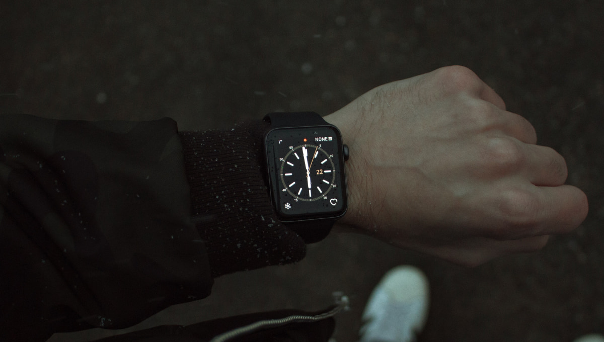 Comparaison d'une montre connectée et d'une montre classique côte à côte.