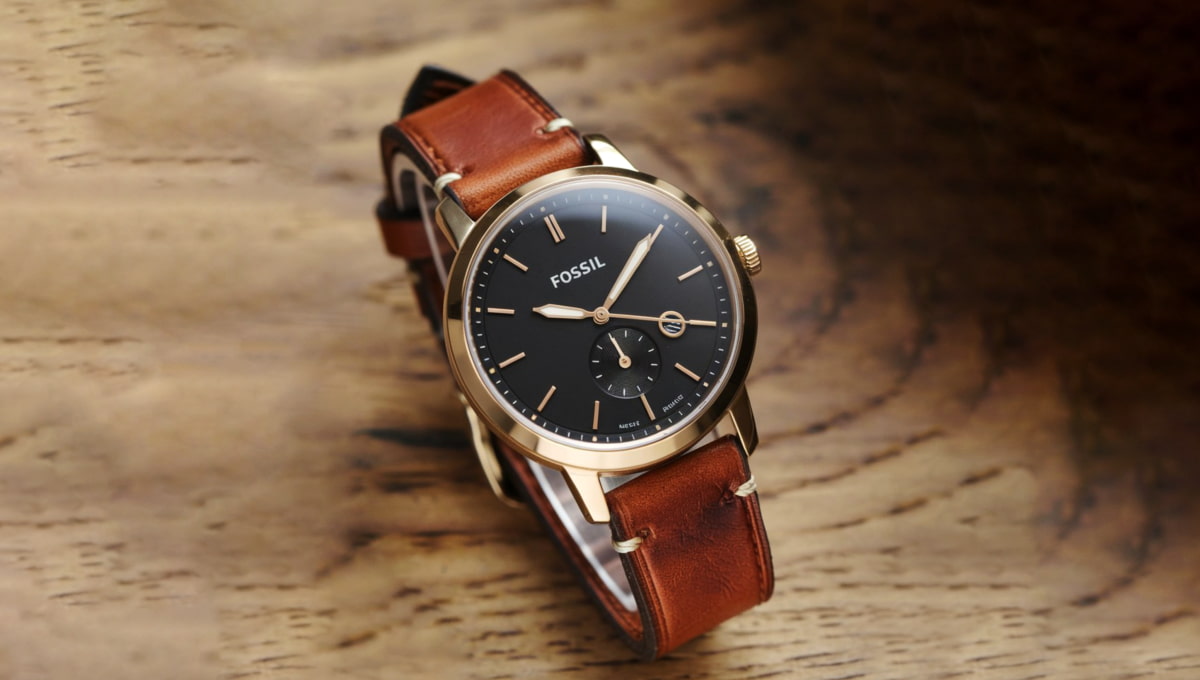 Détail du logo Fossil sur une montre pour homme, symbole de qualité.