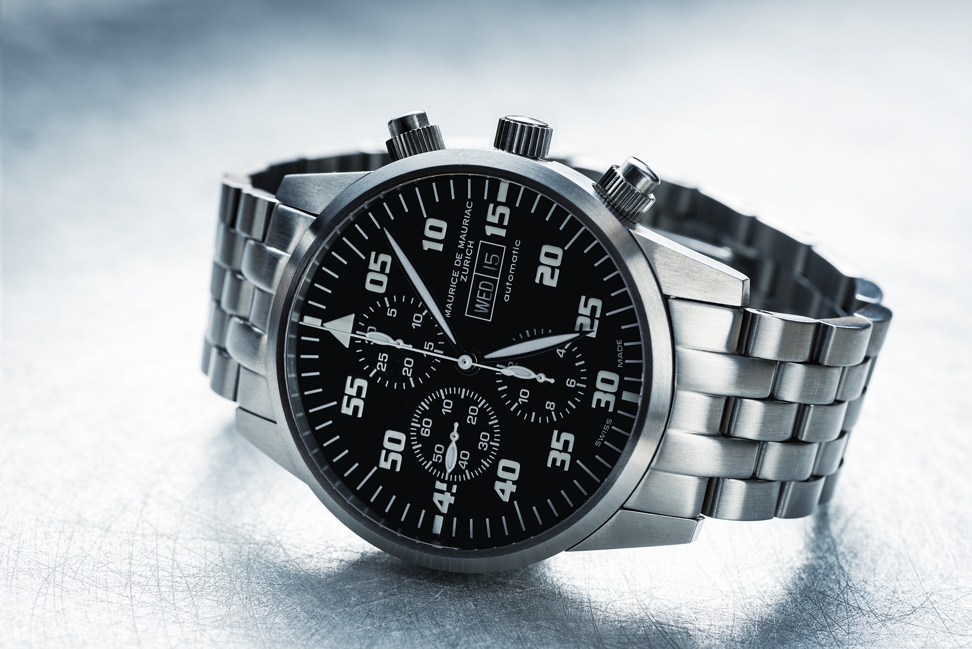 Montre chronographe automatique en acier avec cadran noir et bracelet métallique brossé
