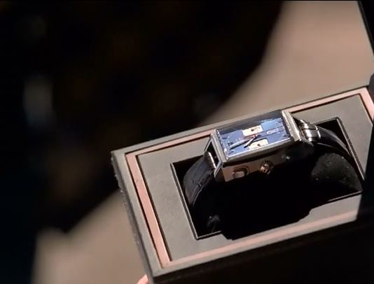 Montre Tag Heuer rectangulaire à cadran bleu et bracelet en cuir dans son écrin