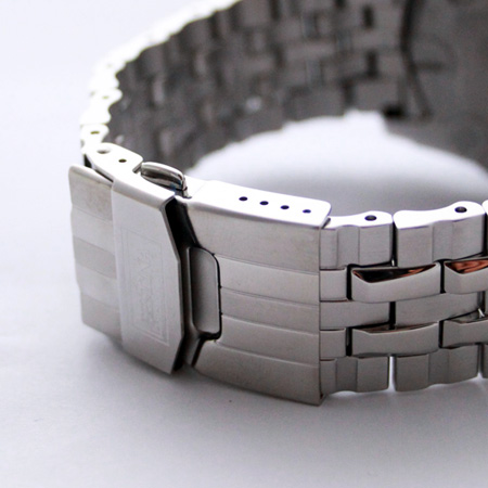 Fermoir déployant en métal d'un bracelet de montre, prêt à être ouvert ou fermé