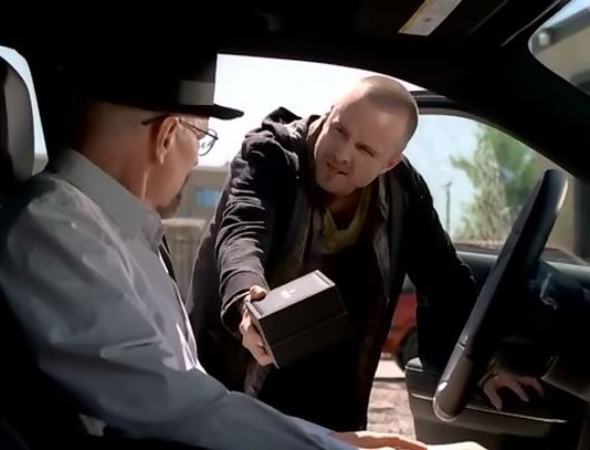 Jesse Pinkman remettant une boîte à Walter White pour sa montre Tag Heuer