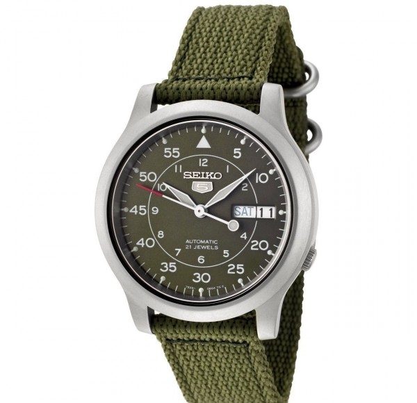 Montre Seiko au cadran vert avec un bracelet de montre NATO en textile kaki