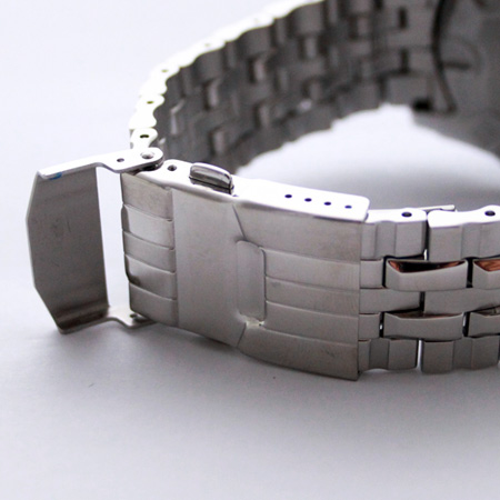 Boucle déployante ouverte d'un bracelet de montre en métal argenté