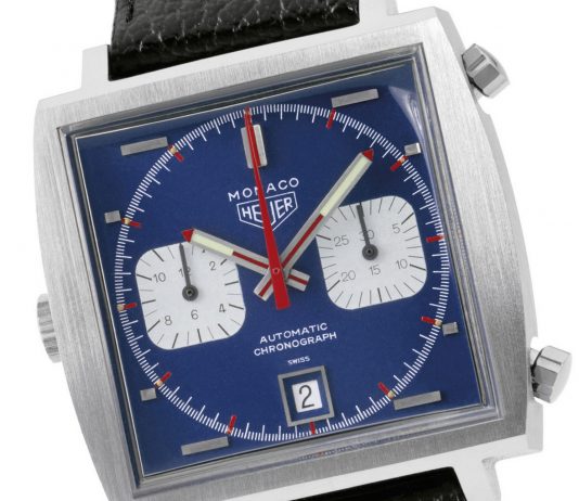 Montre Tag Heuer Monaco bleue avec cadran, compteurs blancs et aiguilles rouges