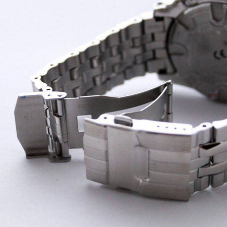 Fermoir déployant ouvert d'un bracelet de montre en métal argenté