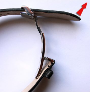 Mécanisme de fermoir déployant en métal ouvert d'un bracelet de montre en cuir