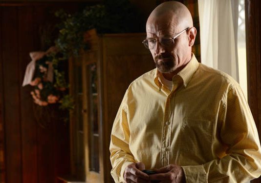 Walter White (Heisenberg) de Breaking Bad, chauve, lunettes et chemise jaune à carreaux