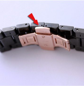 Flèche rouge indiquant un maillon de bracelet de montre sombre avec fermoir rose gold