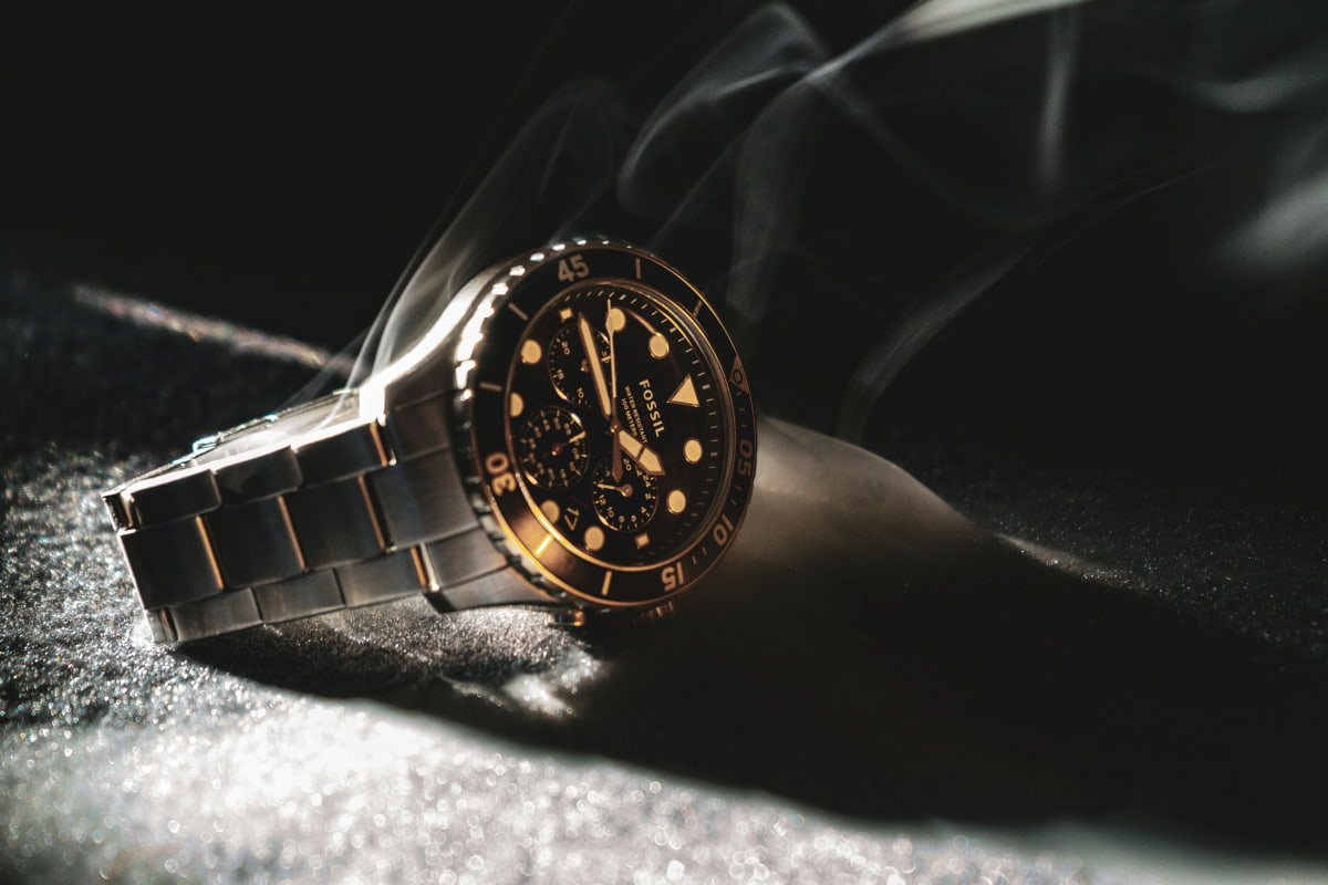 Montre Fossil classique avec bracelet en cuir – Élégance intemporelle.