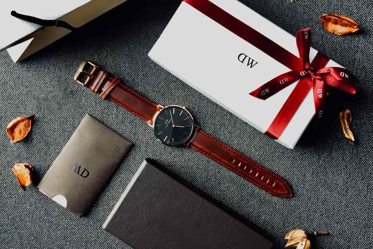 Élégante montre cadeau femme dans un coffret raffiné.