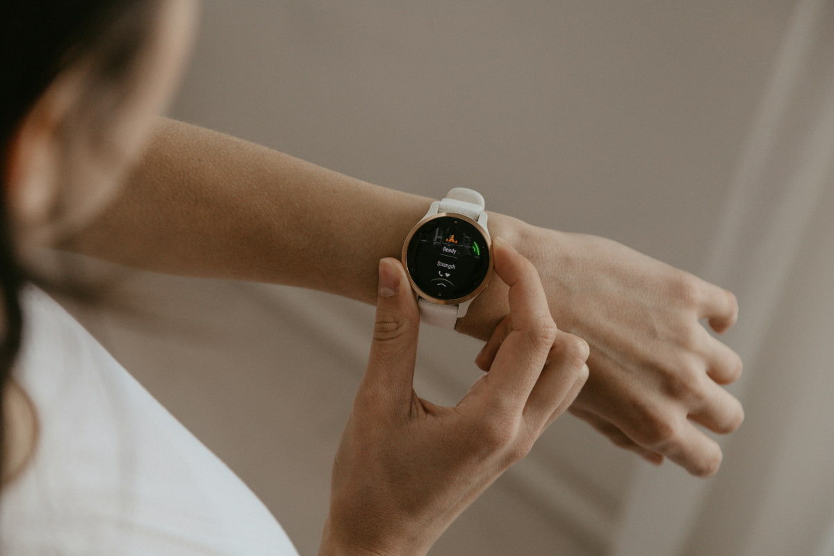 Montre running femme élégante avec suivi d’activité et GPS intégré.