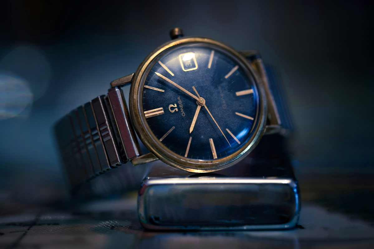 Montre année 60 en cuir, une tendance phare des montres vintage en 2025.
