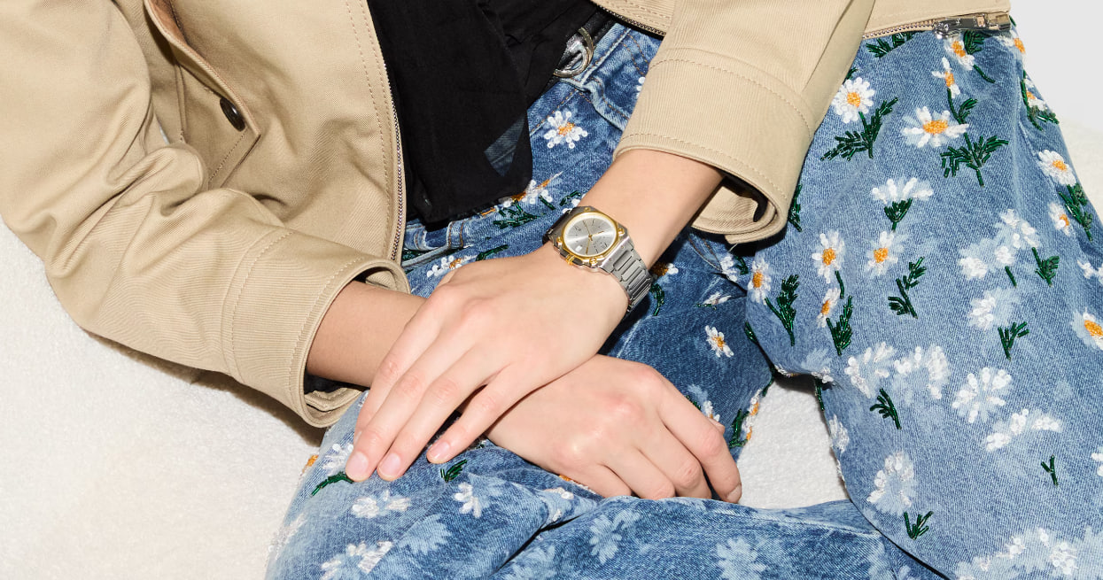 Montre Gucci élégante avec bracelet raffiné et cadran luxueux.