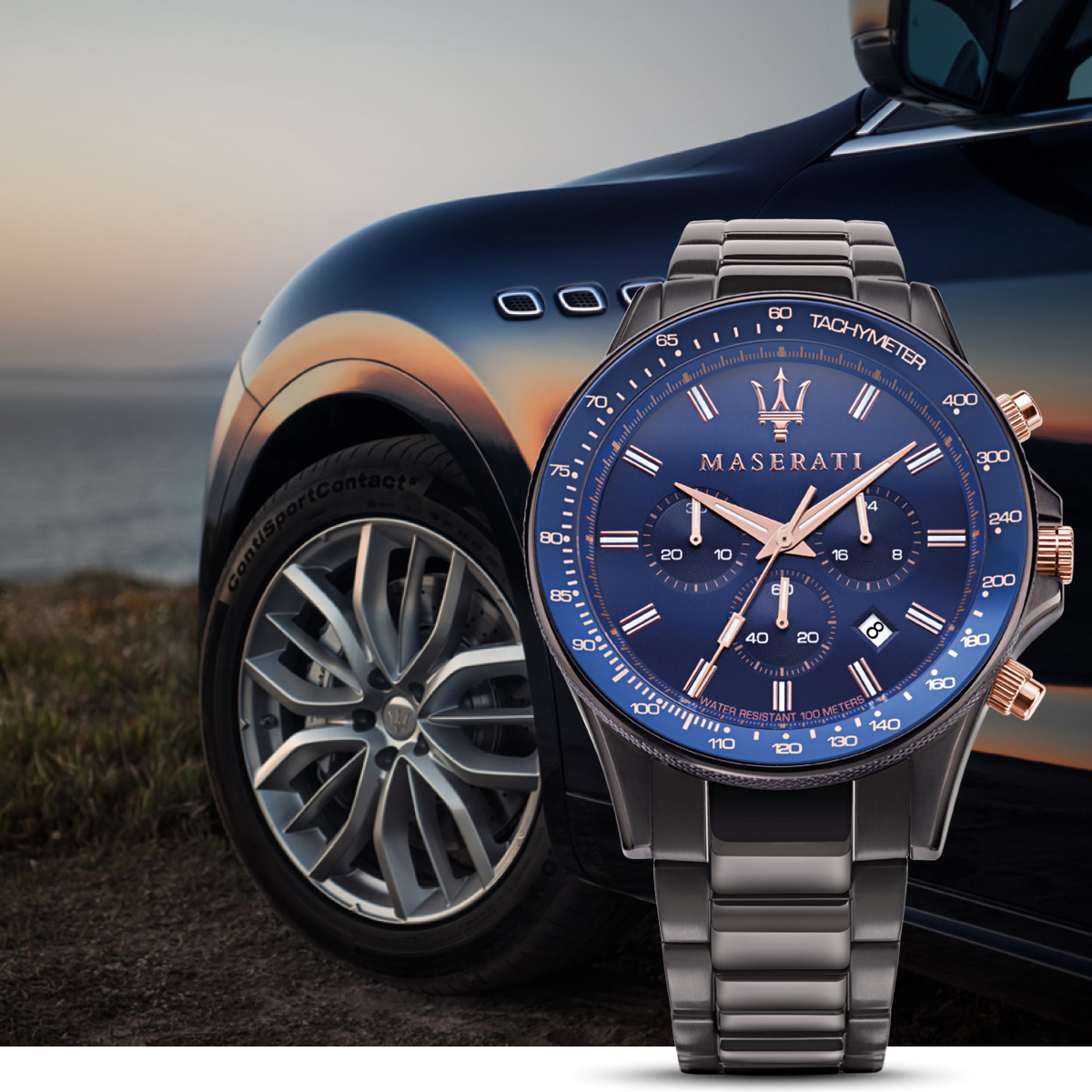 Montre Maserati chronographe bleue bracelet métal devant voiture avec vue mer