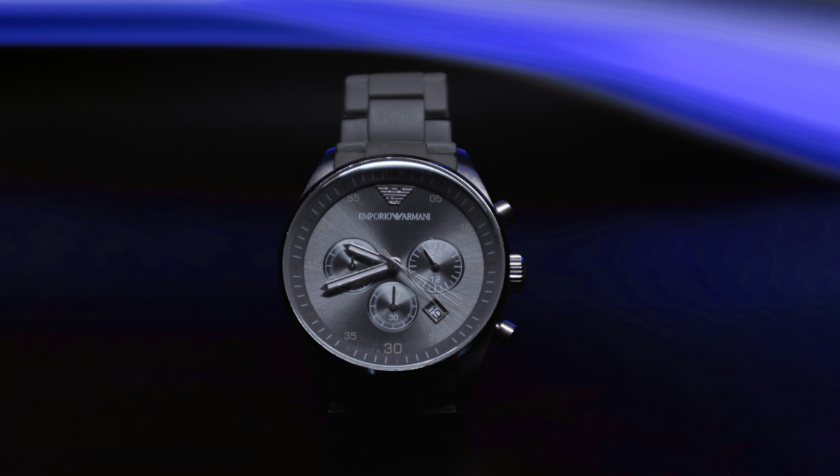 Montre Armani homme or avec cadran luxueux et design moderne.