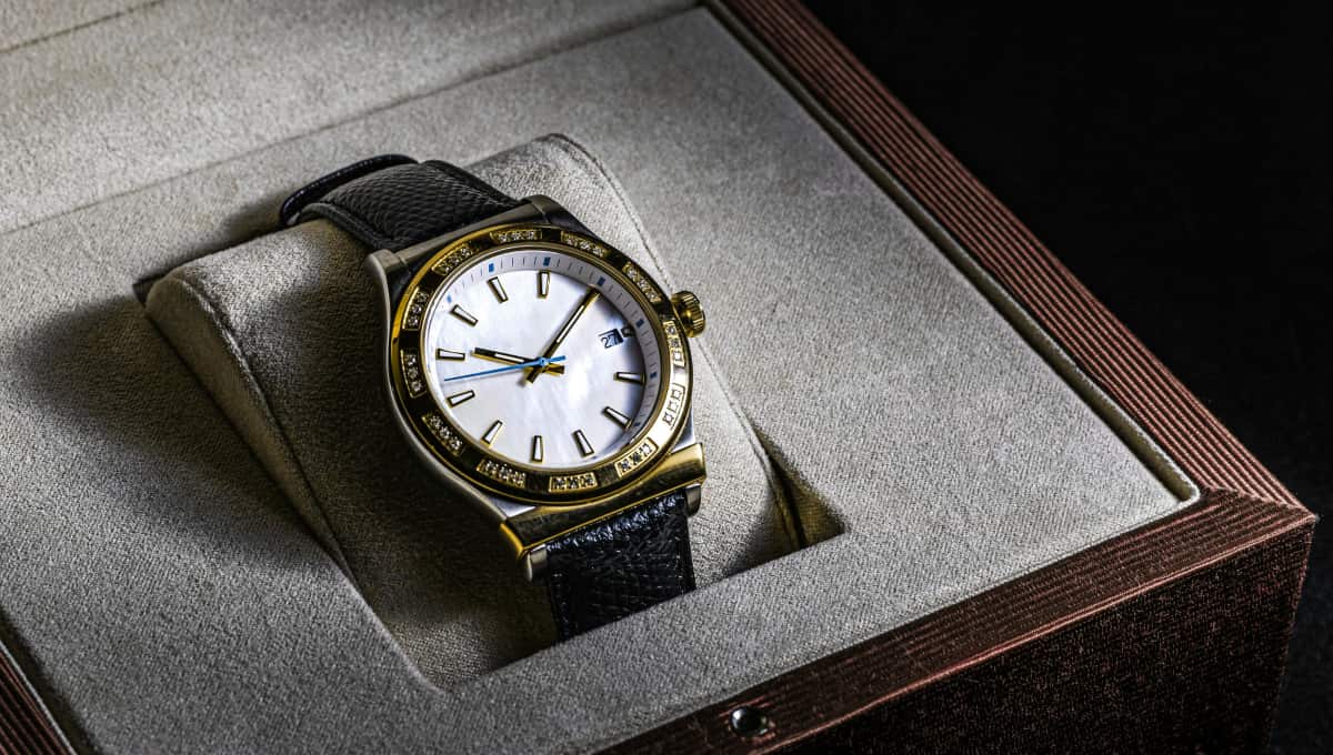 Montre offerte en cadeau, symbole de temps et d’élégance.