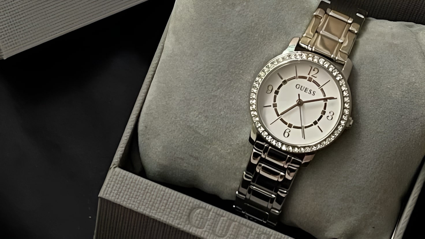 Montre Guess femme argent avec finition brillante et design sophistiqué.