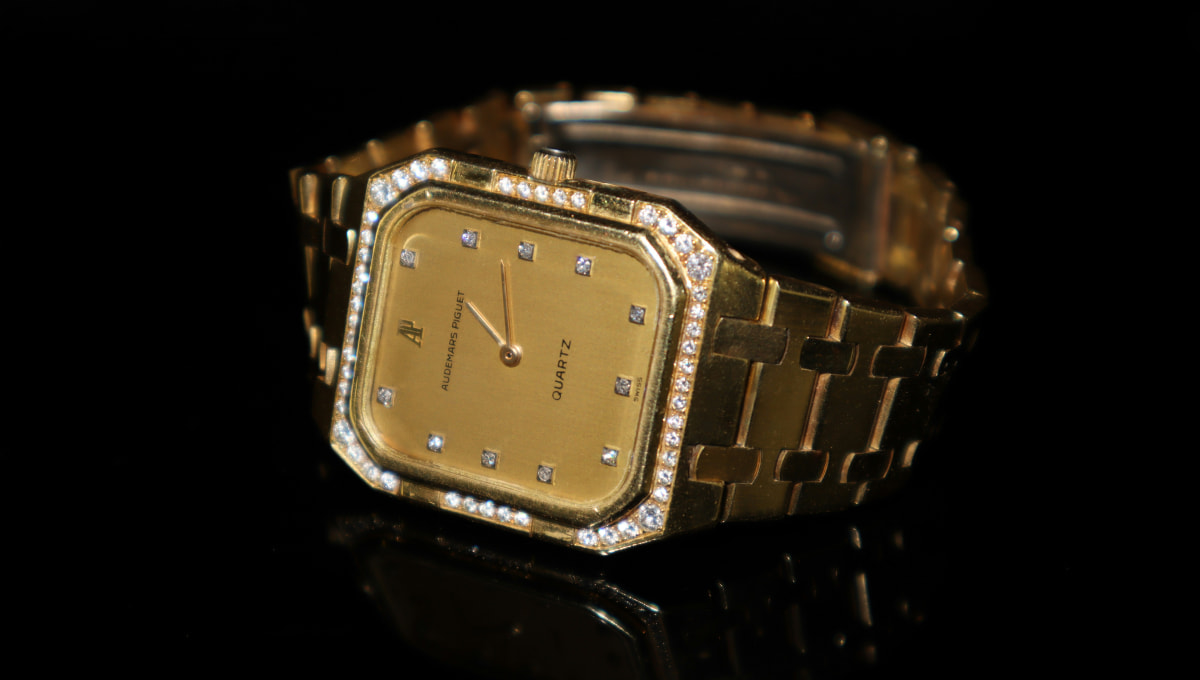 Petite montre vintage pour femme avec un design rétro et élégant.