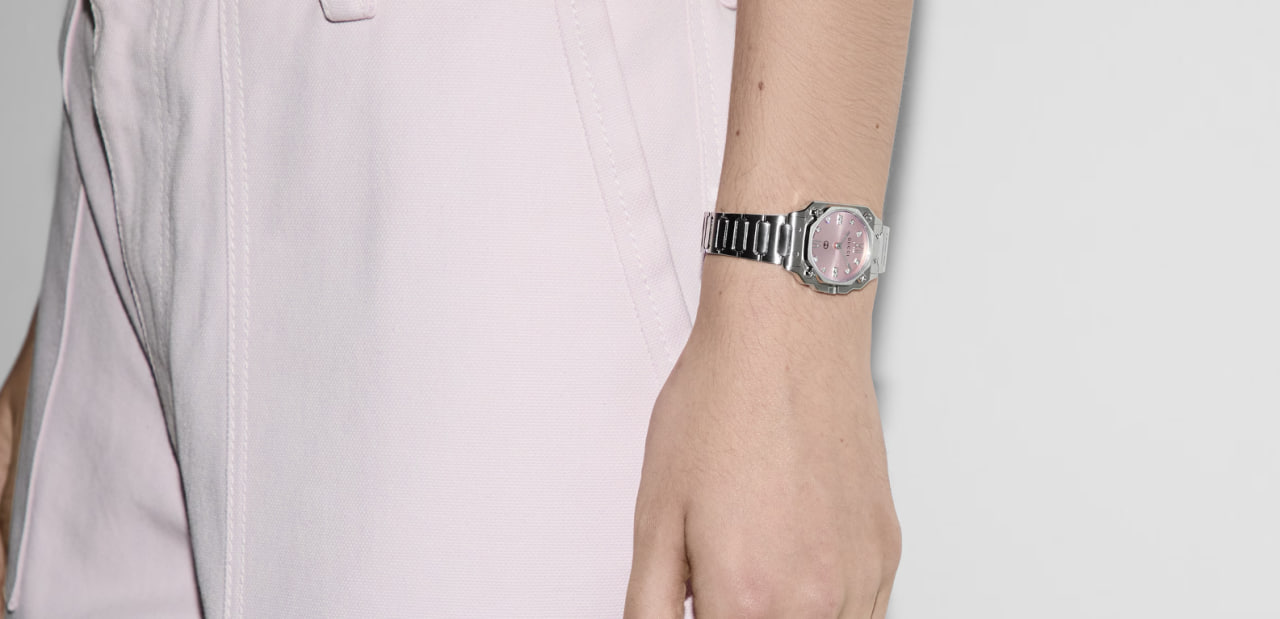 Gucci automatique avec mécanisme précis et design moderne.