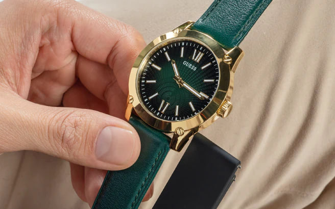 Montre Guess homme argent, un accessoire intemporel et sophistiqué.