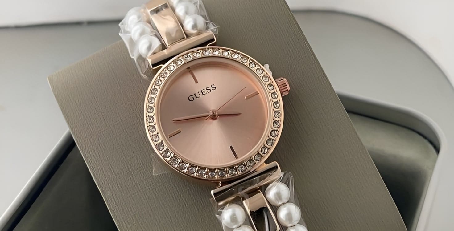 Montre bijoux femme Guess avec strass et design sophistiqué.