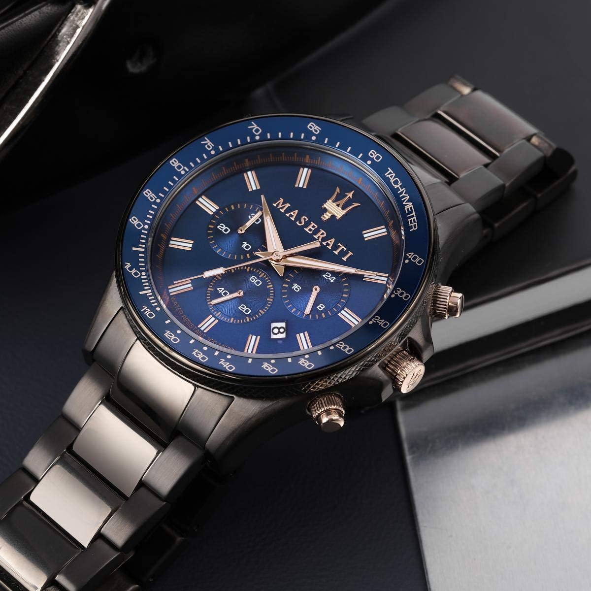 Montre Maserati chronographe acier foncé, cadran bleu, aiguilles et index or rose