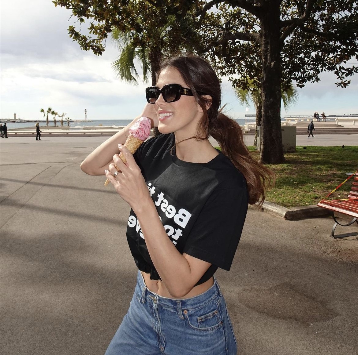 Lunettes Triomphe Celine portées par une femme avec t-shirt noir