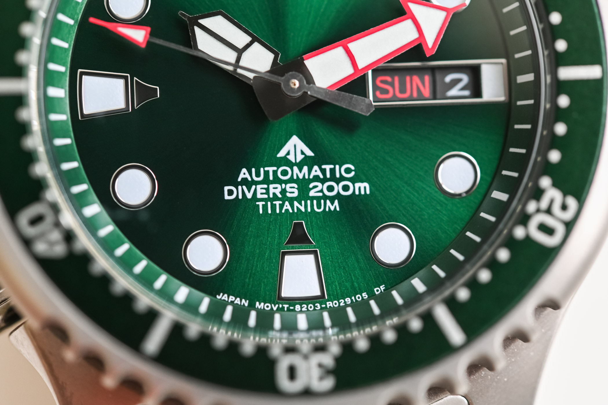 Gros plan cadran vert soleillé de montre Citizen Promaster automatique en titane