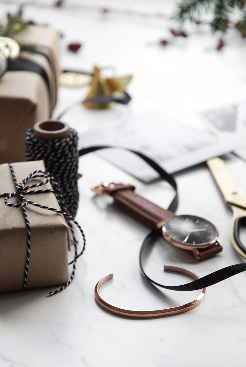 Montre Daniel Wellington classic black et la préparation à l'emballage.