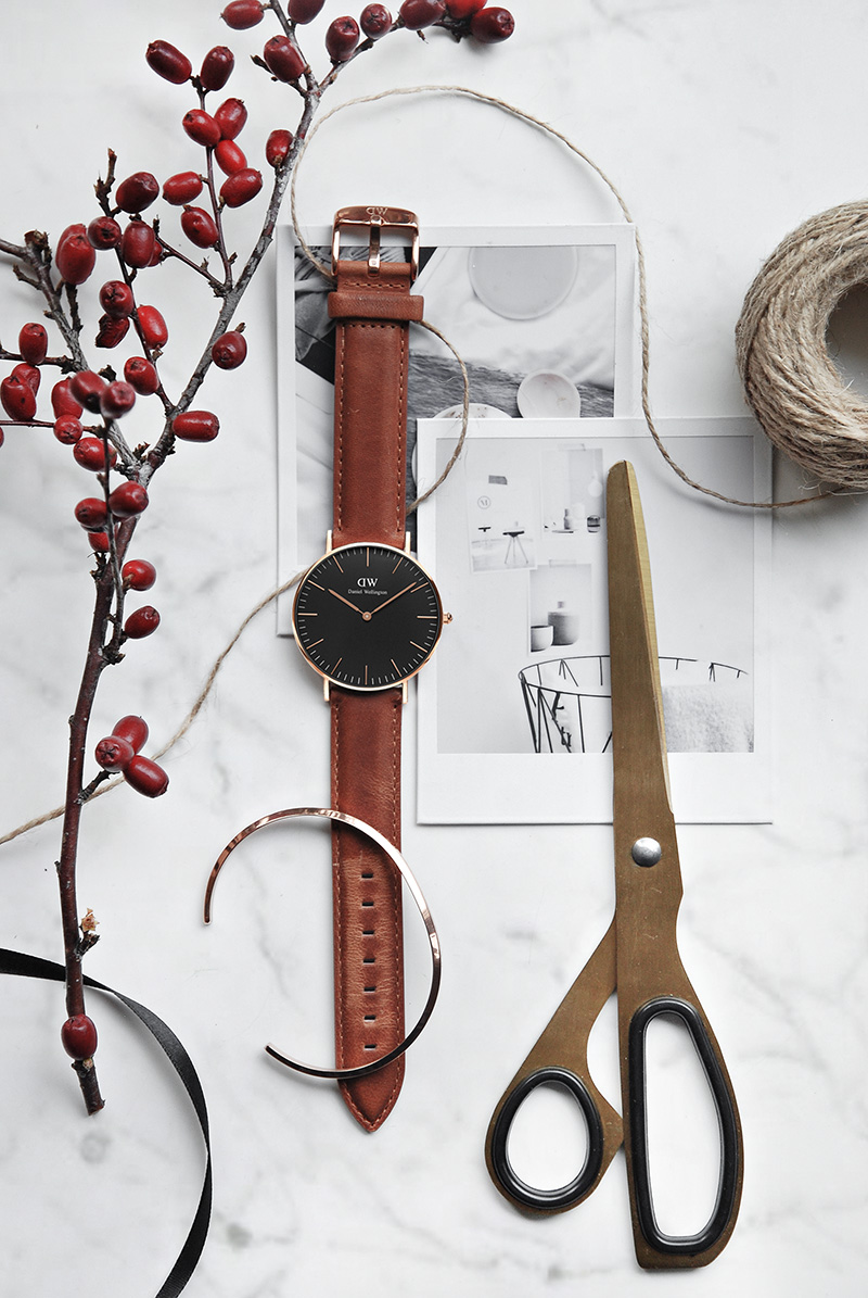 Montre Daniel Wellington Classic Black avec son bracelet en cuir marron