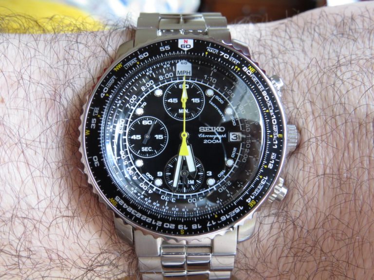 Montre chronographe sportive à cadran noir avec échelles de mesure sur un bras