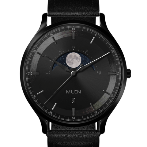 Montre bracelet noir affichant une pleine lune sur cadran sombre avec date