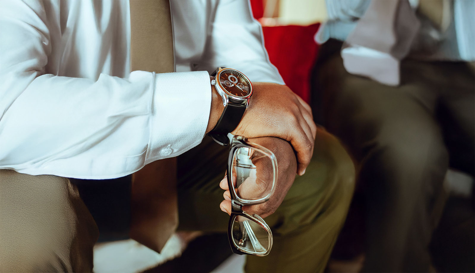 mouvement mécanique d'une montre portée sur un homme