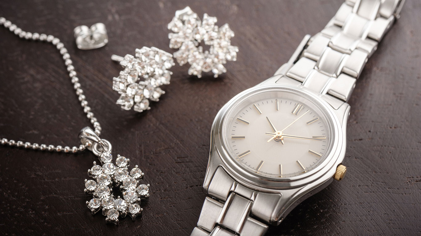 Cristaux sur les montres et bijoux