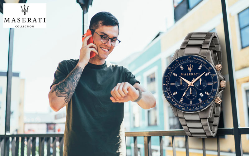 Homme souriant vérifiant l'heure sur sa montre, près d'une <a href=