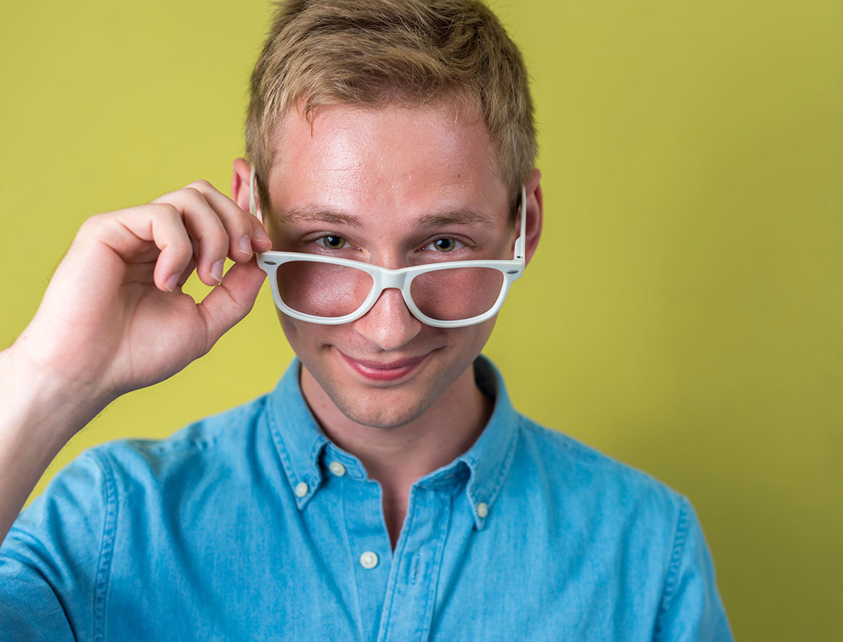 Portrait d'un homme qui porte des lunettes