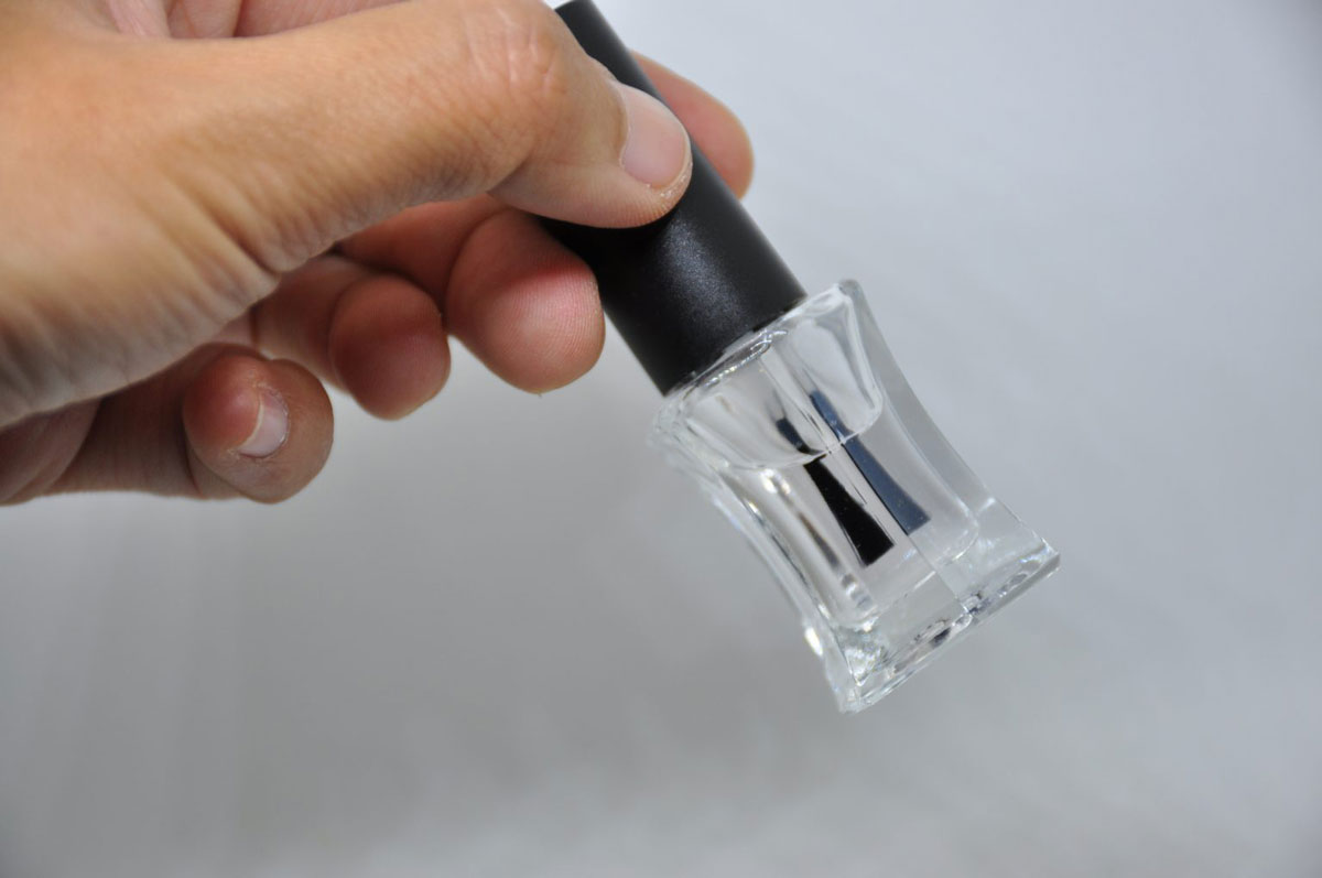 vernis transparent pour protéger les cristaux, brillants et strass des montres et bijoux
