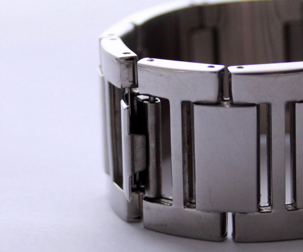 Gros plan sur le bracelet métallique d'une montre Guess à ajuster