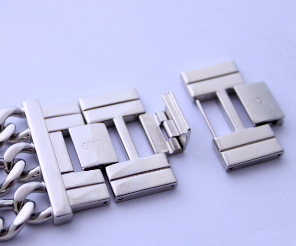 Bracelet en maillons métalliques argentés d'une montre Guess avec le système G-Link ouvert