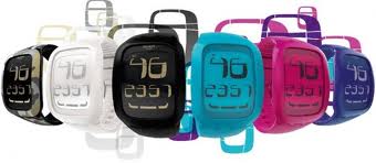 Plusieurs montres Swatch Touch de couleurs variées affichant l'heure numérique