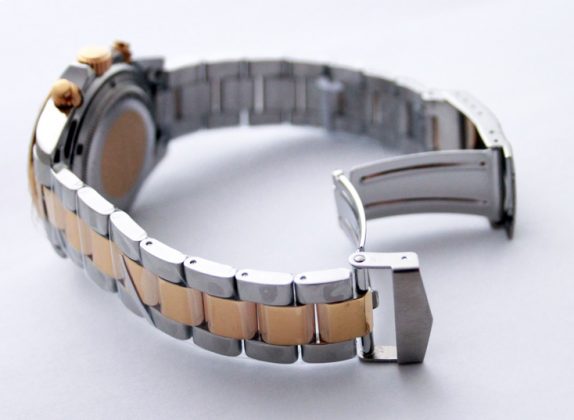 Bracelet de montre bicolore en métal avec sa boucle déployante ouverte