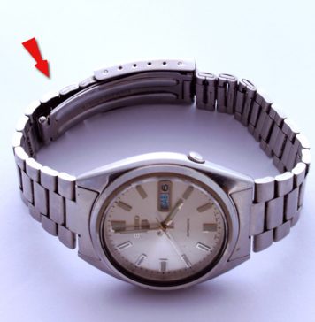 Fermoir métallique déployant ouvert d'un bracelet de montre couleur argent