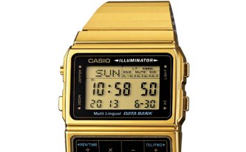 Montre calculatrice numérique dorée affichant l'heure sur son écran
