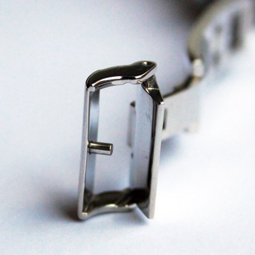 Détail d'une boucle déployante neuve argentée pour bracelet de montre