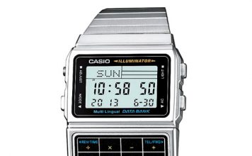 Montre digitale argentée avec écran affichant l'heure et clavier calculatrice