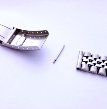 Fermoir de boucle déployante ouvert, une pompe et maillons de bracelet